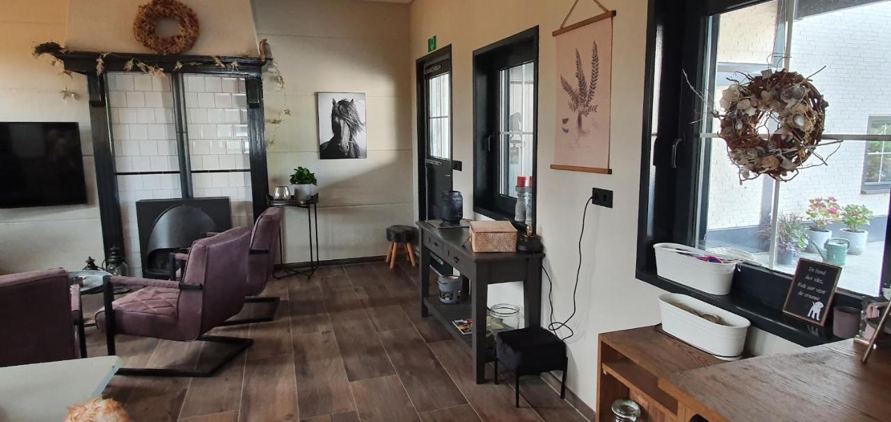 Luxe Gastenkamer Met Living En Keuken Bij Friezen Paarden Stal Pellendijk Westendorp 외부 사진