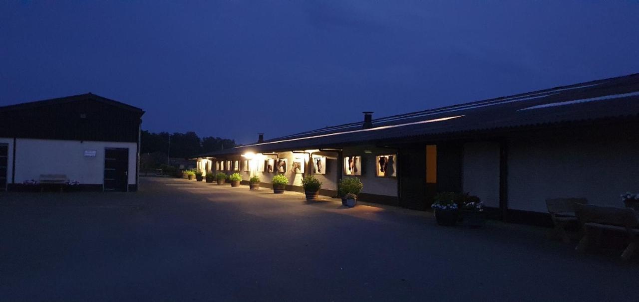 Luxe Gastenkamer Met Living En Keuken Bij Friezen Paarden Stal Pellendijk Westendorp 외부 사진