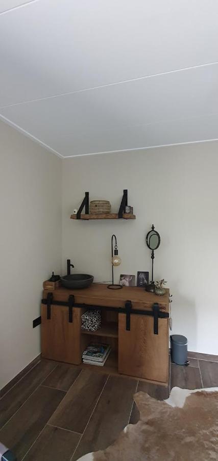 Luxe Gastenkamer Met Living En Keuken Bij Friezen Paarden Stal Pellendijk Westendorp 외부 사진
